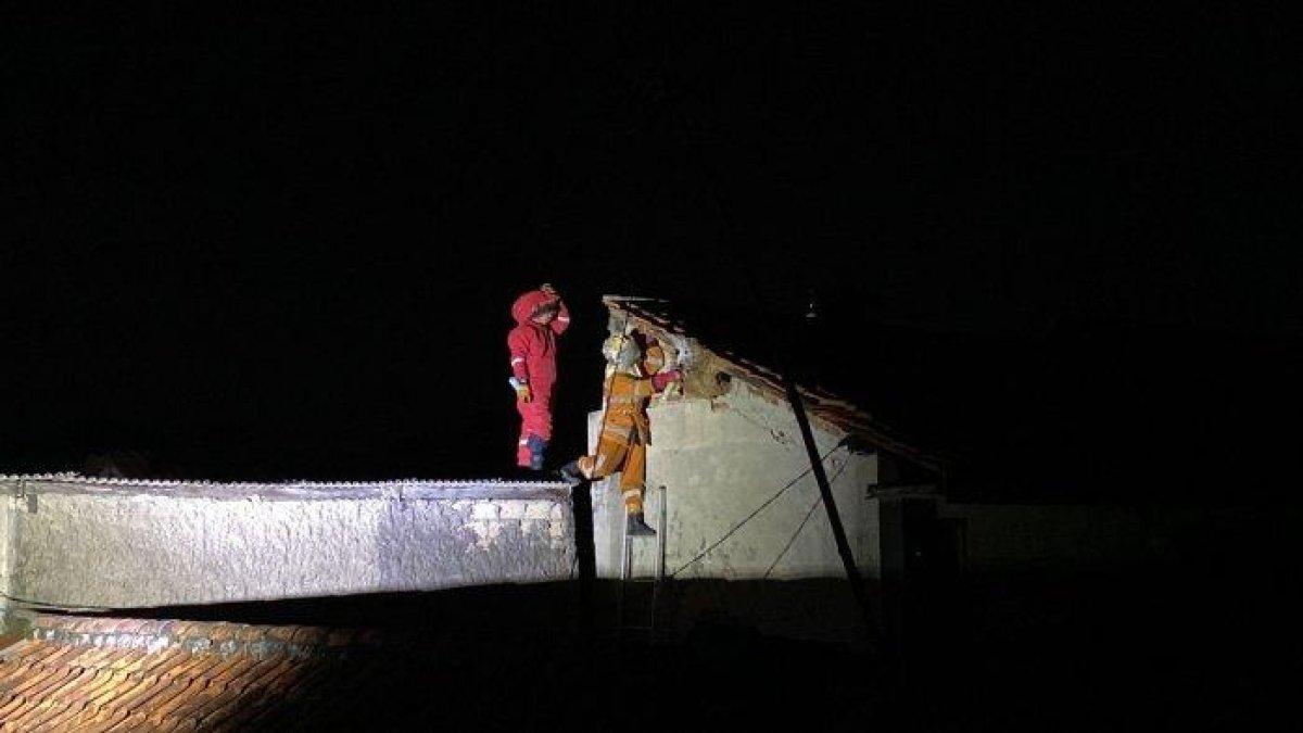 Proses evakuasi sarang tawon yang tewaskan marbot masjid di Cimanggu Bogor, Kamis (22/2/2024) malam.