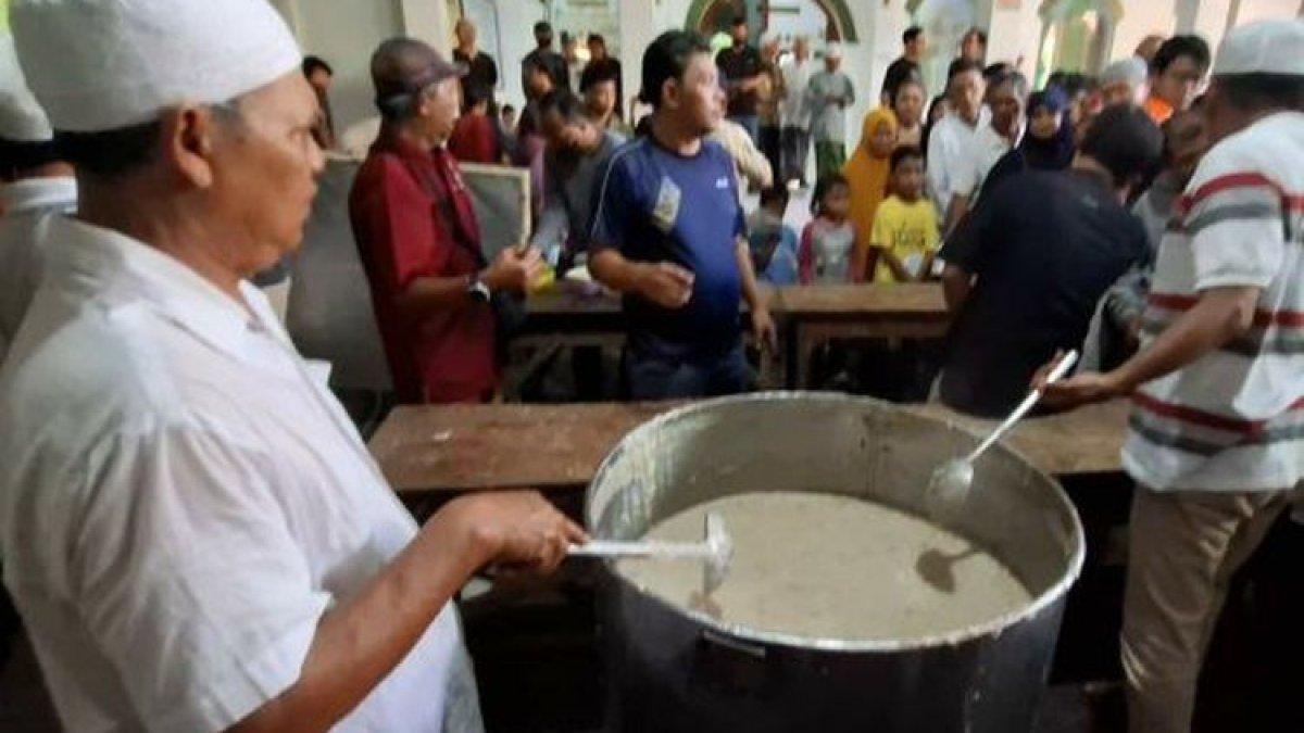 MASJID DARUSSALAM - Proses pembuatan bubur samin khas Banjar, Kalimantan Selatan di Masjid Darussalam Kelurahan Jayengan, Kecamatan Serengan, Solo, Jawa Tengah.