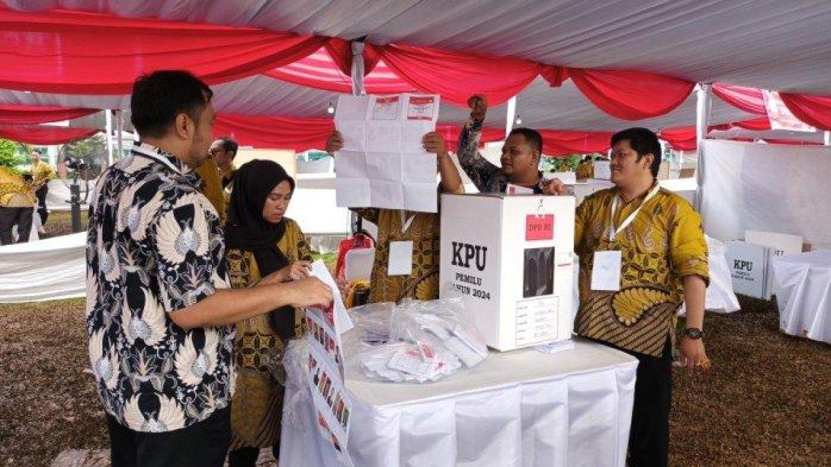 Proses penghitungan suara Pemilu 2024 di TPS khusus Lapas Kelas I Cipinang, Jatinegara, Jakarta Timur, Rabu (14/2/2024).
