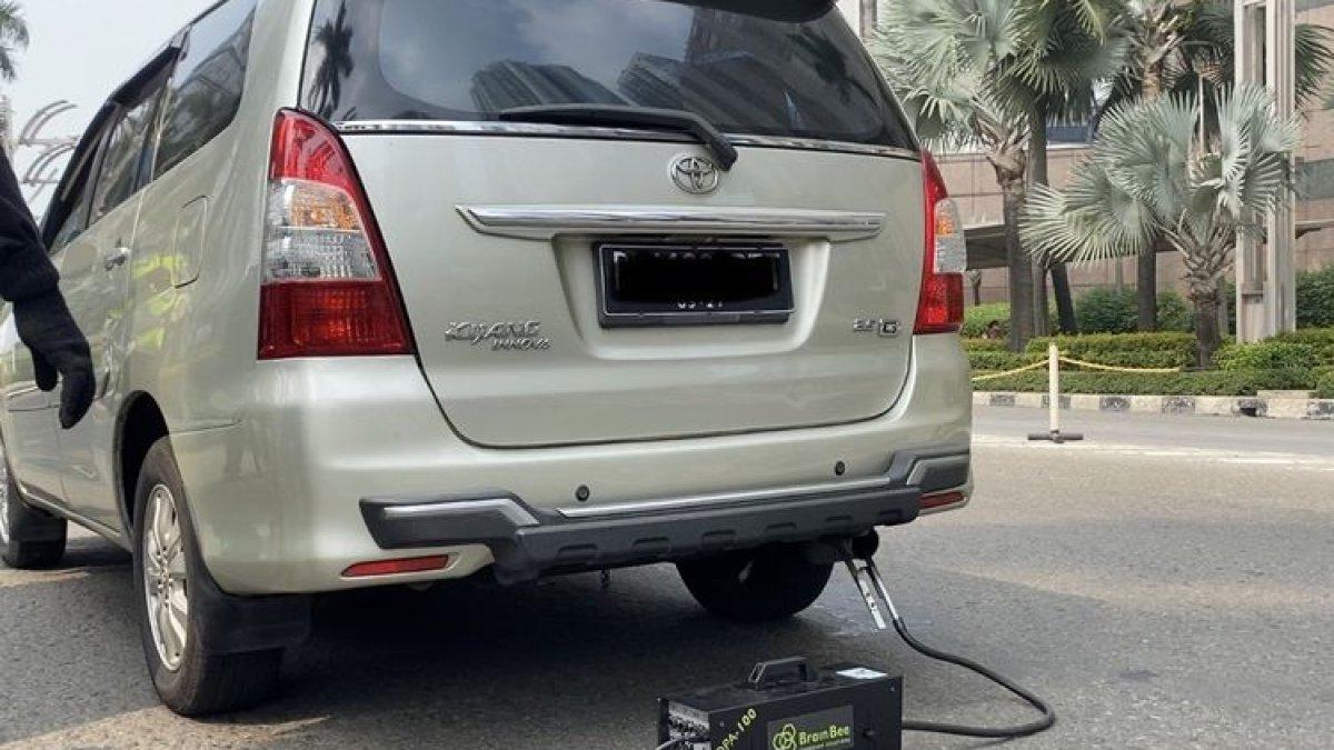 Proses tilang uji emisi kendaraan, ada ambang batas radikal bebas yang harus ditaati.