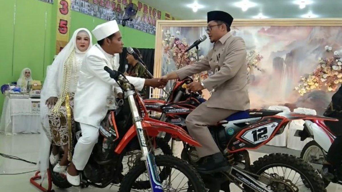 Prosesi ijab kabul di atas motor trail di Kecamatan Tempuran, Magelang, Rabu (28/2/2024).