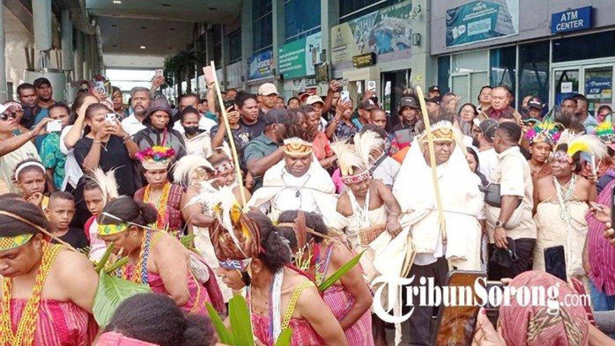 PENYAMBUTAN BUPATI TAMBRAUW- Prosesi penyambutan kedatangan Bupati Tambrauw Yeskiel Yesnath dan Wail Bupati Paulus Ajambuani di Bandara DEO, Kota Sorong, Papua Barat Daya, Selasa (4/3/2025).