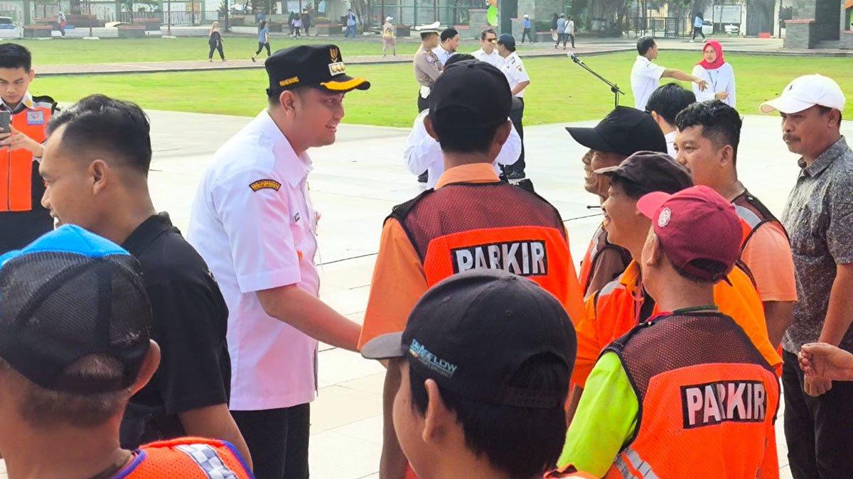 JURU PARKIR KLATEN - Puluhan juru parkir berkumpul untuk mengikuti pembinaan langsung dari Bupati Klaten Hamenang Wajar Ismoyo di Alun-Alun Klaten, Rabu (4/6/2025).