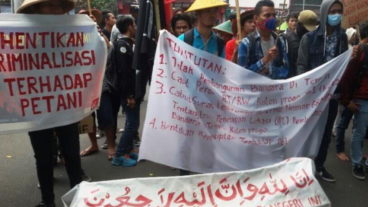 Puluhan massa penolak pembangunan bandara Kulonprogo gelar aksi damai di Kantor DPRD DIY