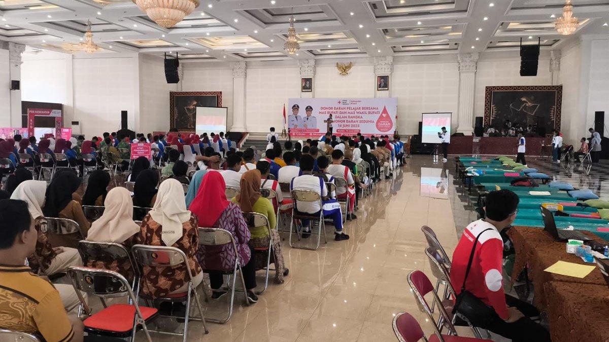 DONOR DARAH PELAJAR - Puluhan pelajar antre mendaftarkan diri agar dapat mengikuti Donor Darah Pelajar di Gedung Grha Bung Karno (GBK), Klaten, pada Kamis (19/6/2025).
