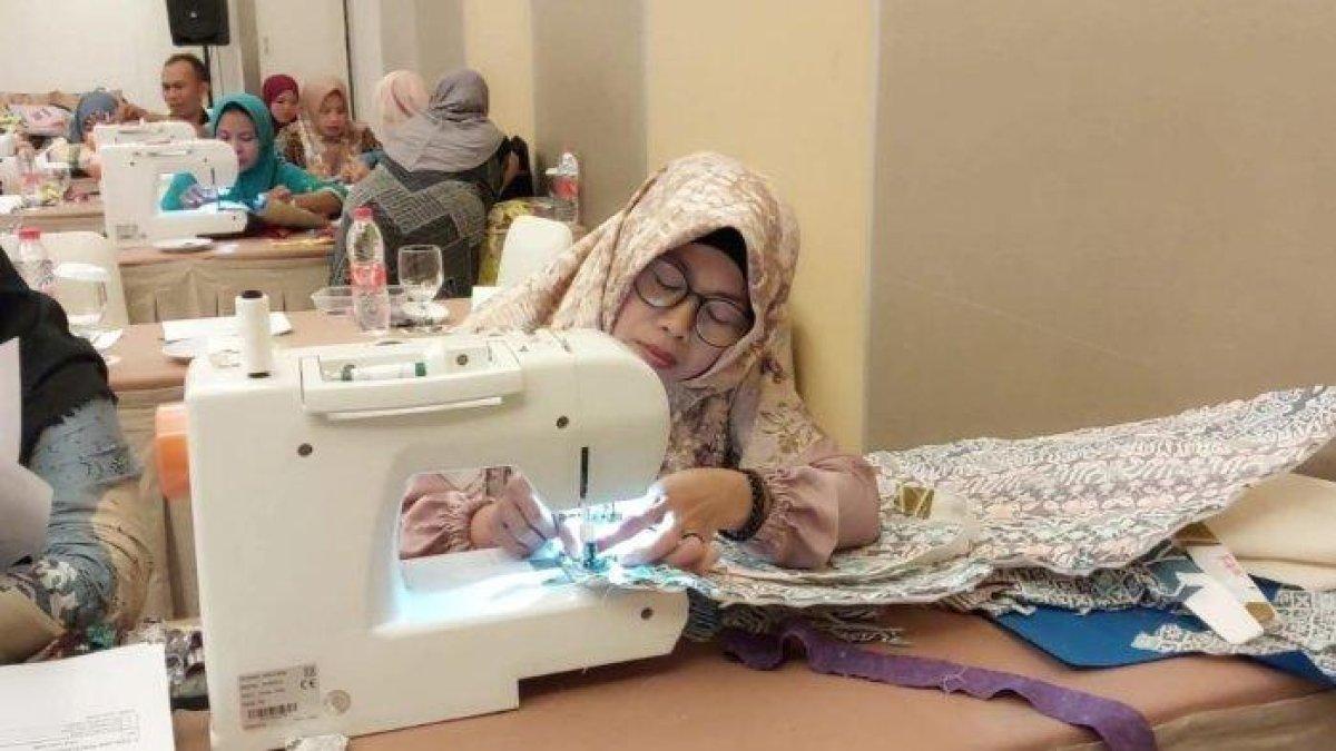 Puluhan penerima bantuan sosial dan perempuan rentan diberikan keterampilannya berupa pelatihan pemanfaatan limbah kain batik.