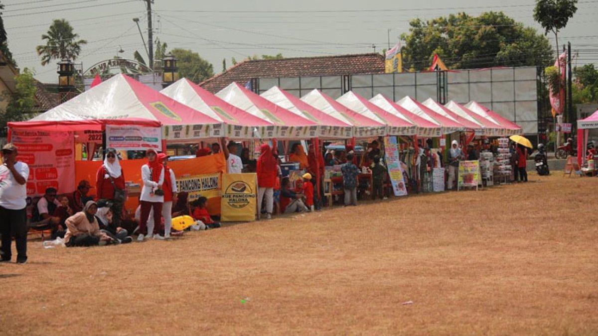 Puluhan tenda yang menjajakan produk UMKM Desa Tugu