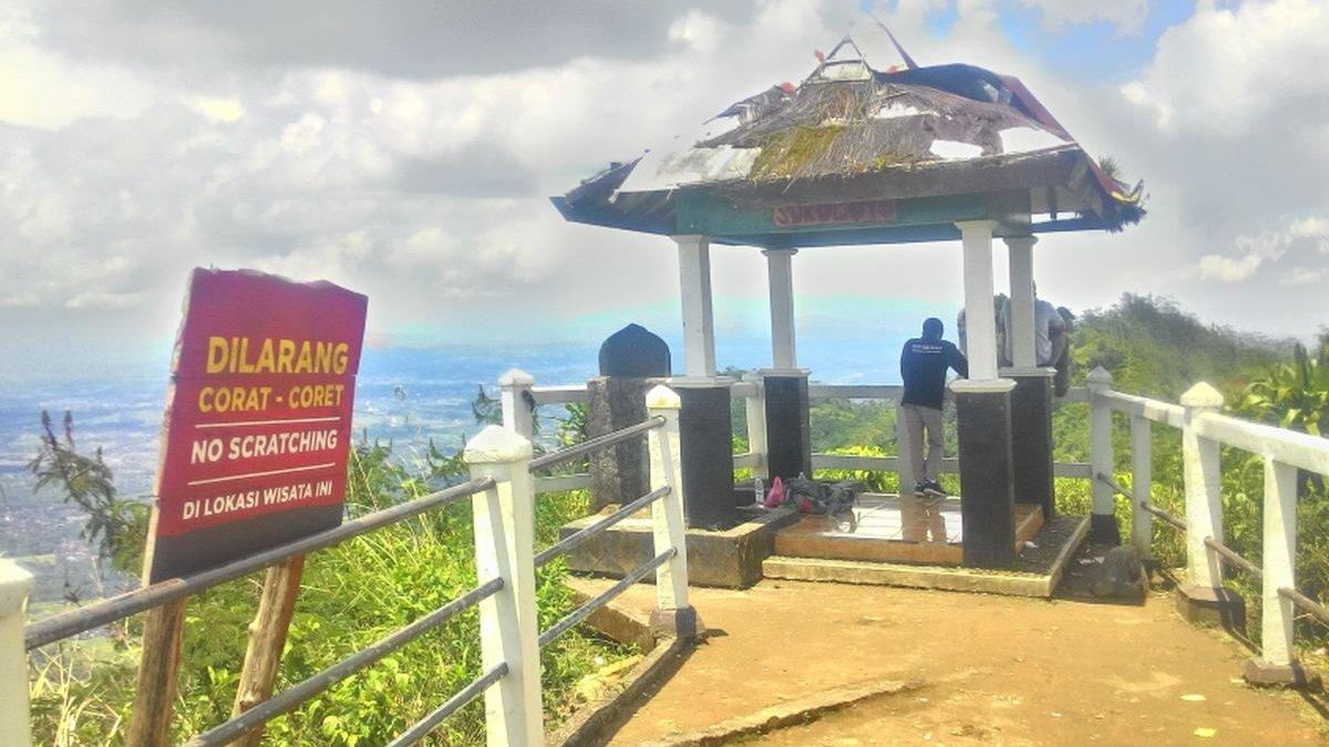 WISATA DI JOGJA - Gardu pandang di Puncak Suroloyo di Pegunungan Menoreh ini jadi tempat wisatawan menyaksikan pemandangan 4 penjuru Yogyakarta.