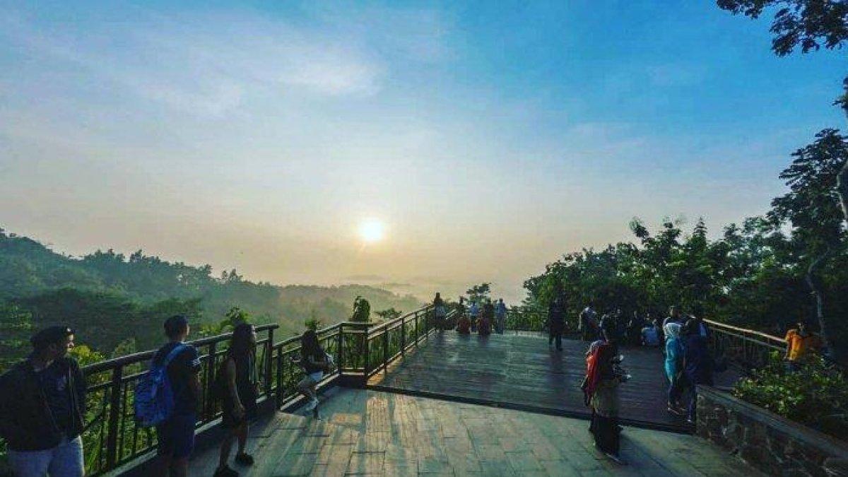 WISATA MAGELANG - Punthuk Setumbu, satu tempat wisata terbaik di Magelang, Jawa Tengah.
