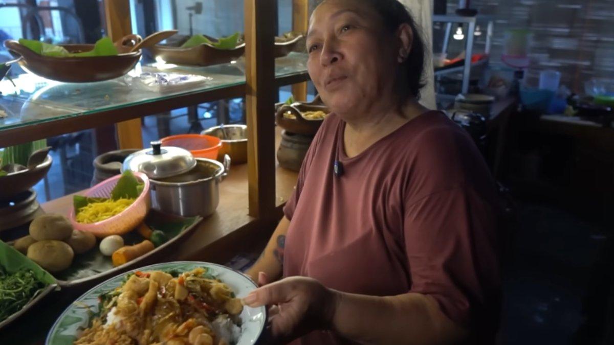 Punya warung makan yang ramai