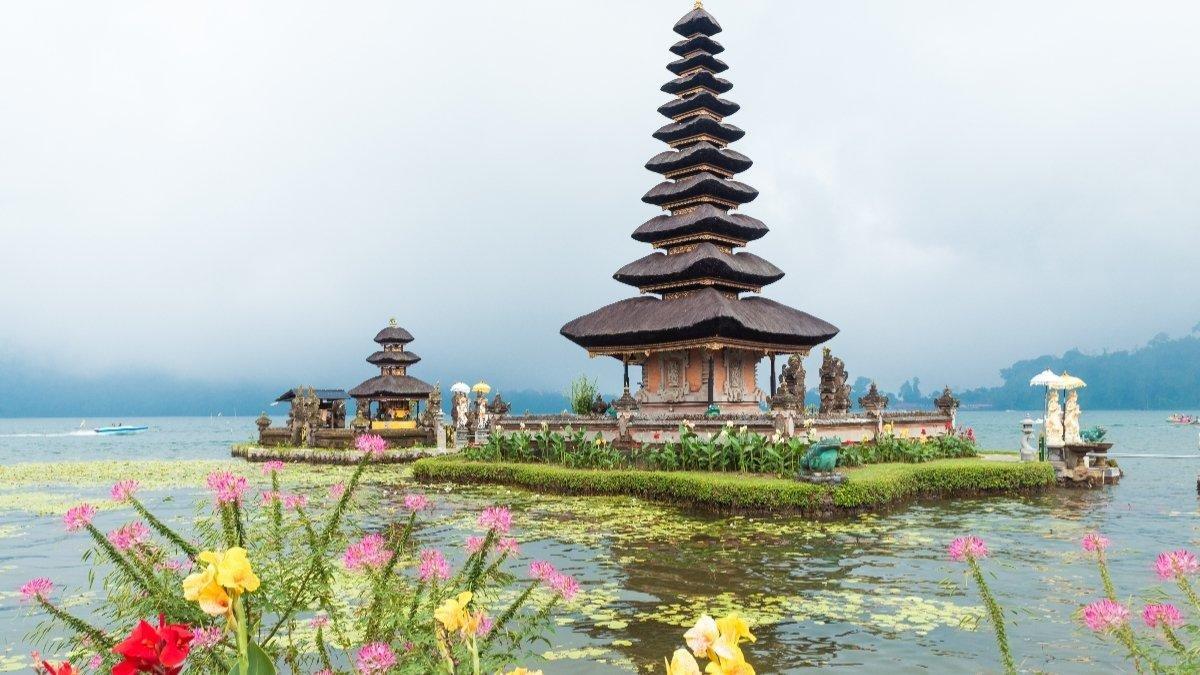 Pura Ulun Danu Beratan, Bedugul, Bali. Inilah wilayah terdingin di Pulau Bali, terkenal dengan Pura Ulun Danu Beratan, suhu bisa mencapai 10 derajat celsius, mengalahkan Kintamani.