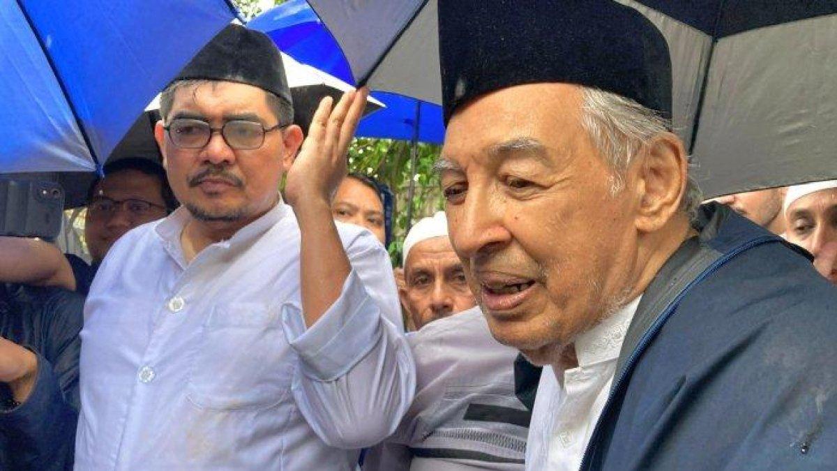 PEMAKAMAN DIGUYUR HUJAN - Suami Najwa Shihab, Ibrahim Sjarief Assegaf dimakamkan di TPU Jeruk Purut, Jakarta Selatan, Rabu (21/5/2025) pukul 10.00 WIB. Mertua mendiang Ibrahim Sjarief Assegaf, Quraish Shihab menyampaikan proses pemakaman menantunya yang diguyur hujan adalah rahmat dari Allah SWT.