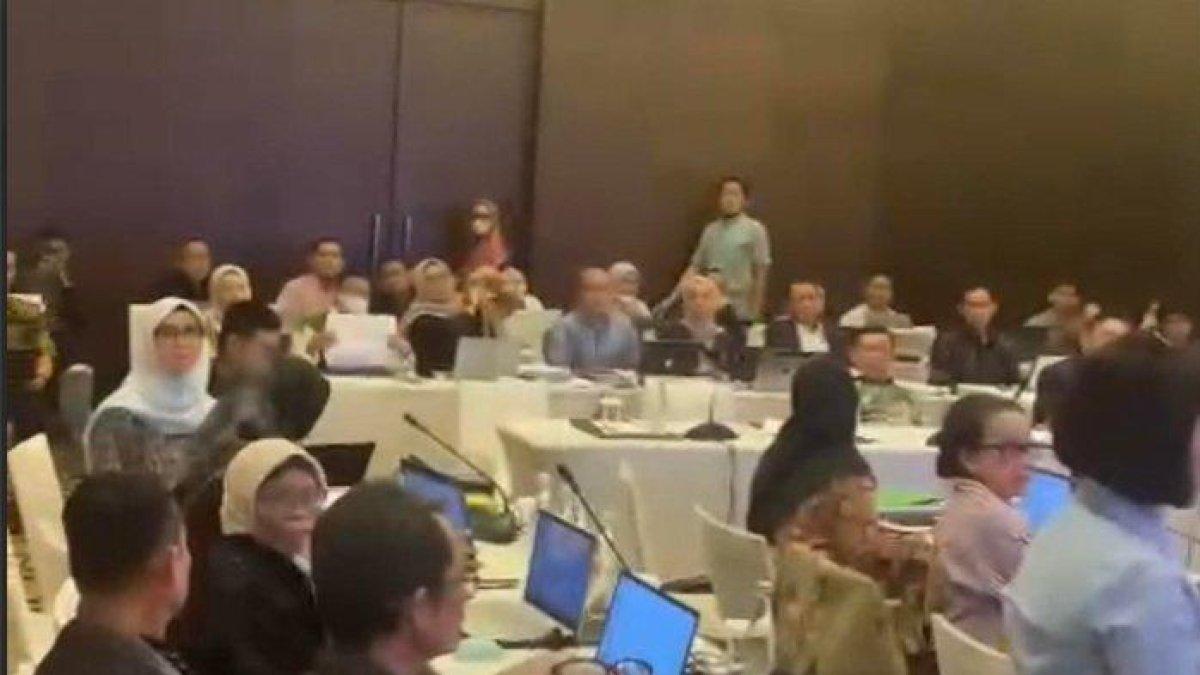 RAPAT TERTUTUP - Suasana rapat Panja RUU TNI di Hotel Fairmont Jakarta, Sabtu (15/3/2025). Rapat yang diikuti Panja Komisi I DPR RI bersama pemerintah ini berlangsung secara tertutup.