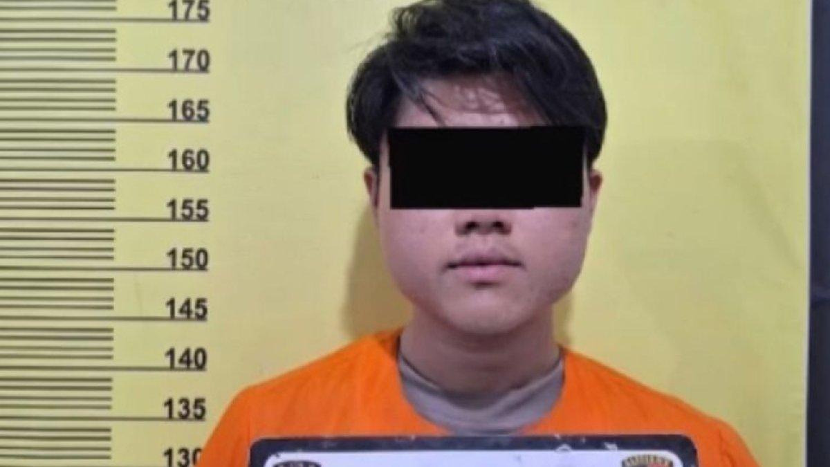 RH (22), pelaku yang memasangkan Bendera Merah Putih ke leher anjing ditahan di Polres Bengkalis, Riau, Sabtu (12/8/2023)