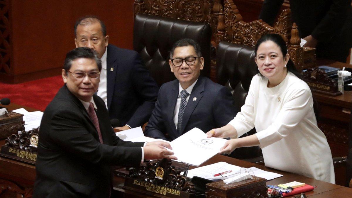 REVISI UU TNI - Ketua Komisi I DPR Utut Adianto menyerahkan laporan kepada Ketua DPR Puan Maharani saat Rapat Paripurna DPR RI Ke-15 Masa Persidangan II Tahun Sidang 2024-2025 di Kompleks Parlemen, Senayan, Jakarta, Kamis (20/3/2025). Rapat Paripurna tersebut menyetujui Rancangan Undang-Undang tentang Perubahan atas Undang-Undang Nomor 34 Tahun 2004 tentang Tentara Nasional Indonesia atau RUU TNI untuk disahkan menjadi undang-undang.