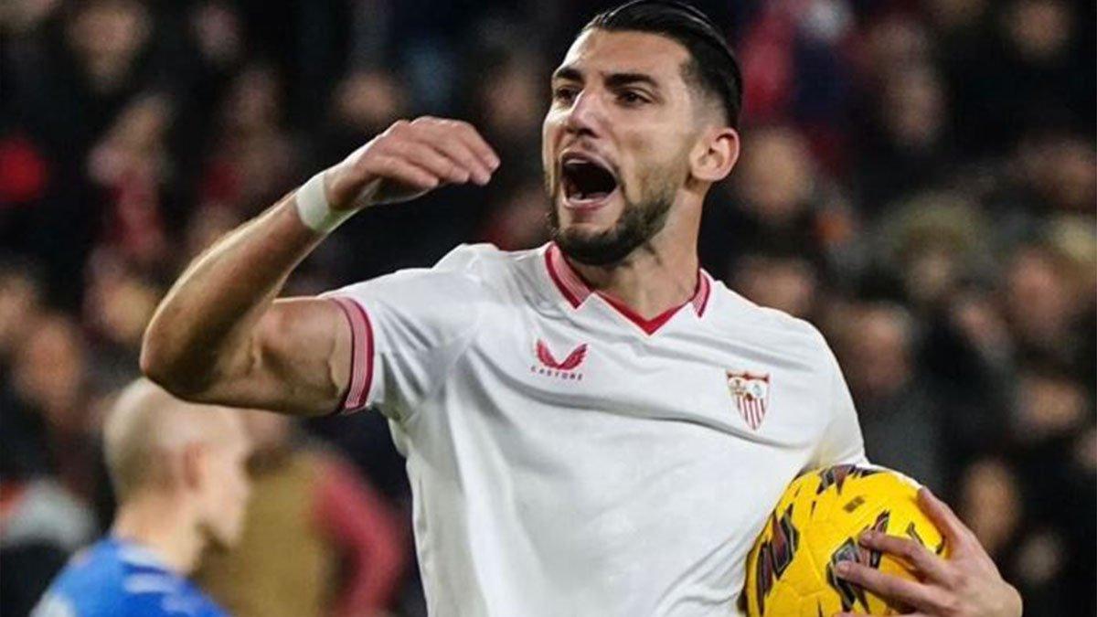 Rafa Mir berseragam Sevilla