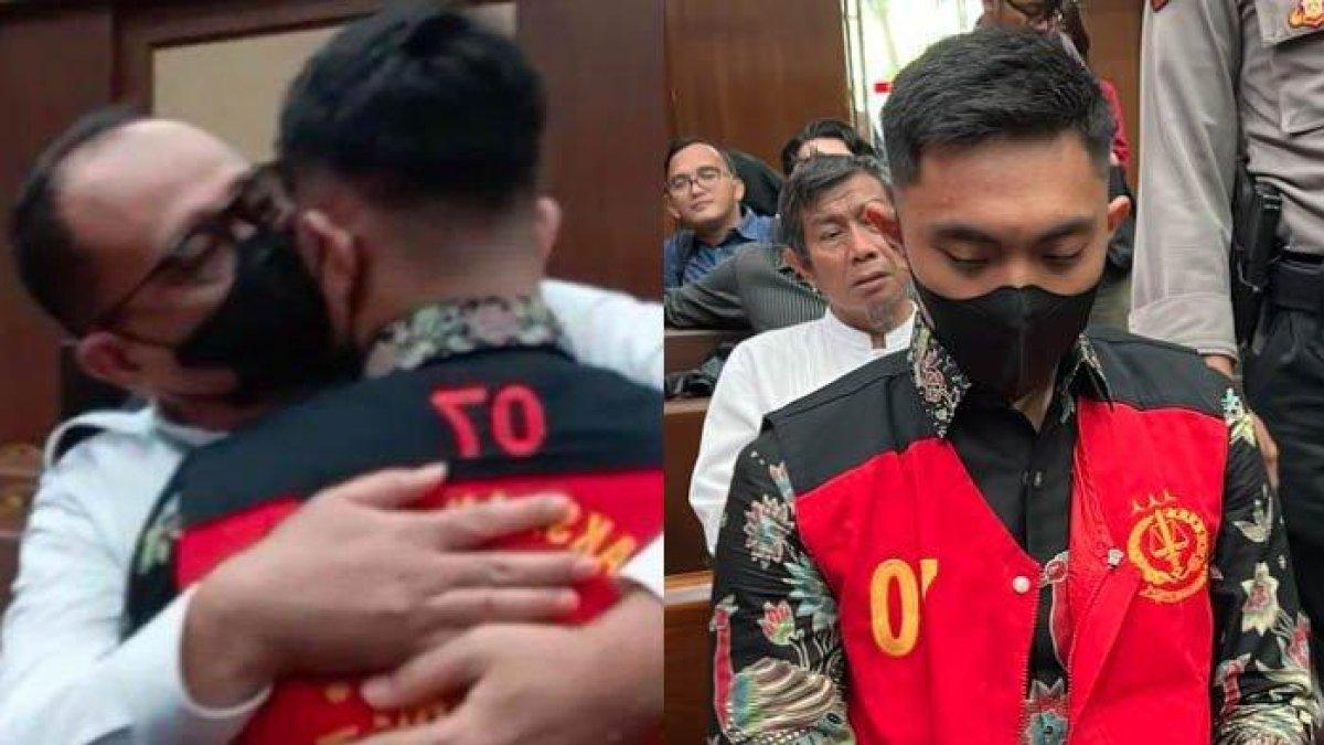 Rafael Alun memeluk Mario Dandy di persidangan