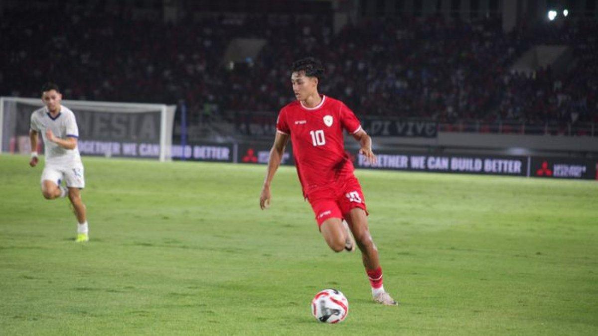 RAFAEL STRUICK - Pemain timnas Indonesia, Rafael Struick, sedang membawa bola saat pertandingan melawan Filipina, Sabtu (21/12/2024). Rafael Struick bakal kehabisan kontrak di akhir musim 2025.