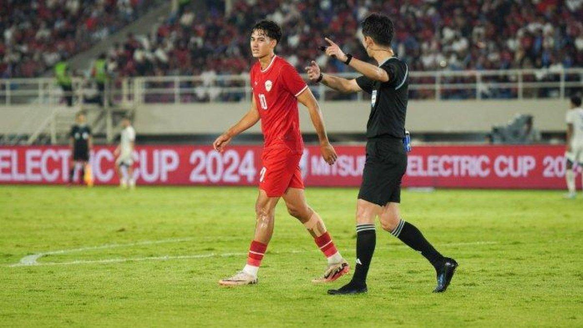 RAFAEL STRUICK PROTES - Rafael Struick saat protes terhadap keputusan wasit di laga Timnas Indonesia menghadapi Filipina di Stadion Manahan, Solo, Jawa Tengah, Sabtu (21/12/2024). Menjelang lawan Australia di Kualifikasi Piala Dunia 2026, Rafael Struick mengakui hidupnya mengalami perubahan drastis semenjak bergabung dengan Timnas Indonesia sejak 2023 silam.