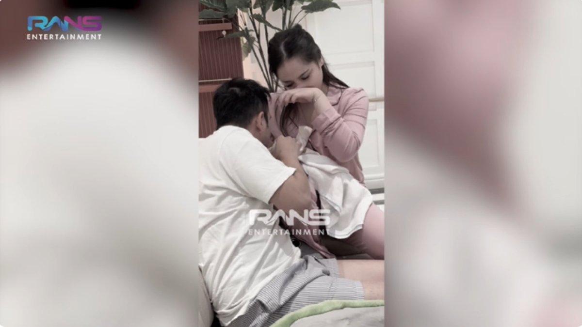 LILY SAAT BAYI - Potret Lily diambil dari YouTube pada Minggu (6/4/2025). Raffi Ahmad bagikan momen saat azani Lily.
