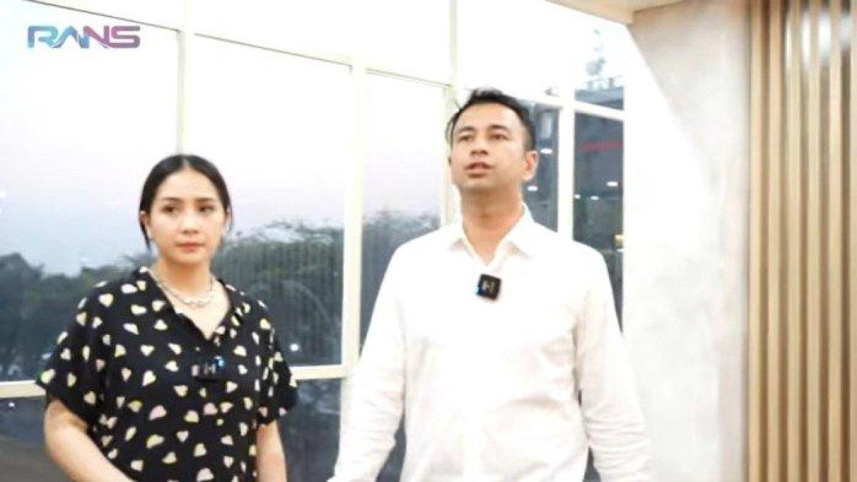 YouTube Rans Entertainment
Raffi Ahmad baru tahu ID card karyawan RANS dilengkapi emas dan berlian, Jumat (29/9/2023). FOTO: Potret Raffi Ahmad dan Nagita Slavina saat melihat kantor baru karyawan RANS dilansir dalam tayangan YouTube RANS Entertainment, Jumat (29/9/2023).