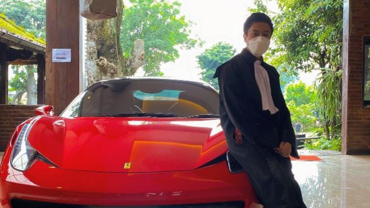 Ragahdo berpose di depan mobil sport