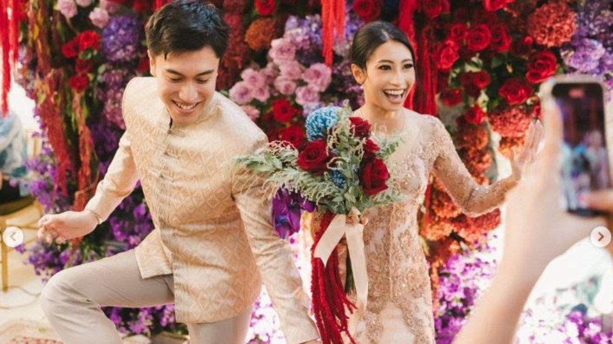 Ragahdo bersama calon istrinya, acara lamaran.