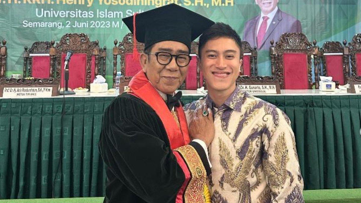 Ragahdo bersama kedua orangtuanya. d