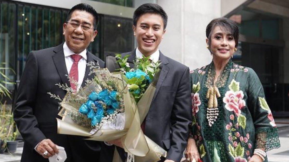 Ragahdo bersama kedua orangtuanya.