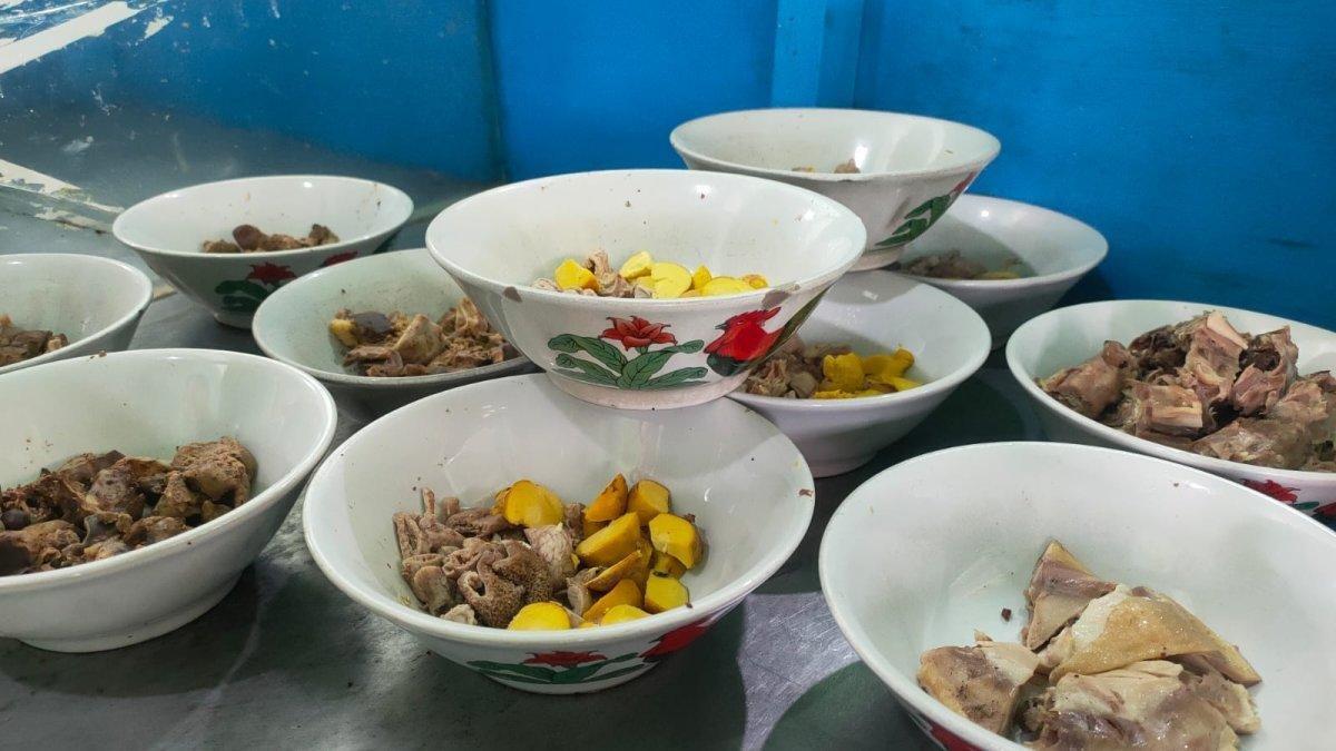 SOP AYAM KLATEN: menu di Sop Ayam Pak Min Klaten yang eksis sejak tahun 1960-an