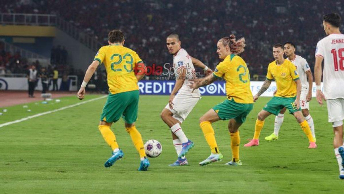 HASIL PERTANDINGAN - Ragnar Oratmangoen (tengah) sedang menguasai bola dalam laga babak ketiga Kualifikasi Piala Dunia 2026 antara timnas Indonesia versus timnas Australia di Stadion Utama Gelora Bung Karno, Senayan, Jakarta, Selasa (10/9/2024) malam.
