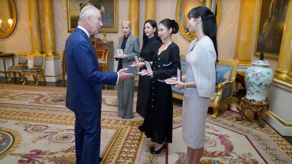 Raja Charles III memberikan gelar kehormatan MBE kepada anggota BLACKPINK; Jennie, Rose, Lisa, dan Jisoo.
