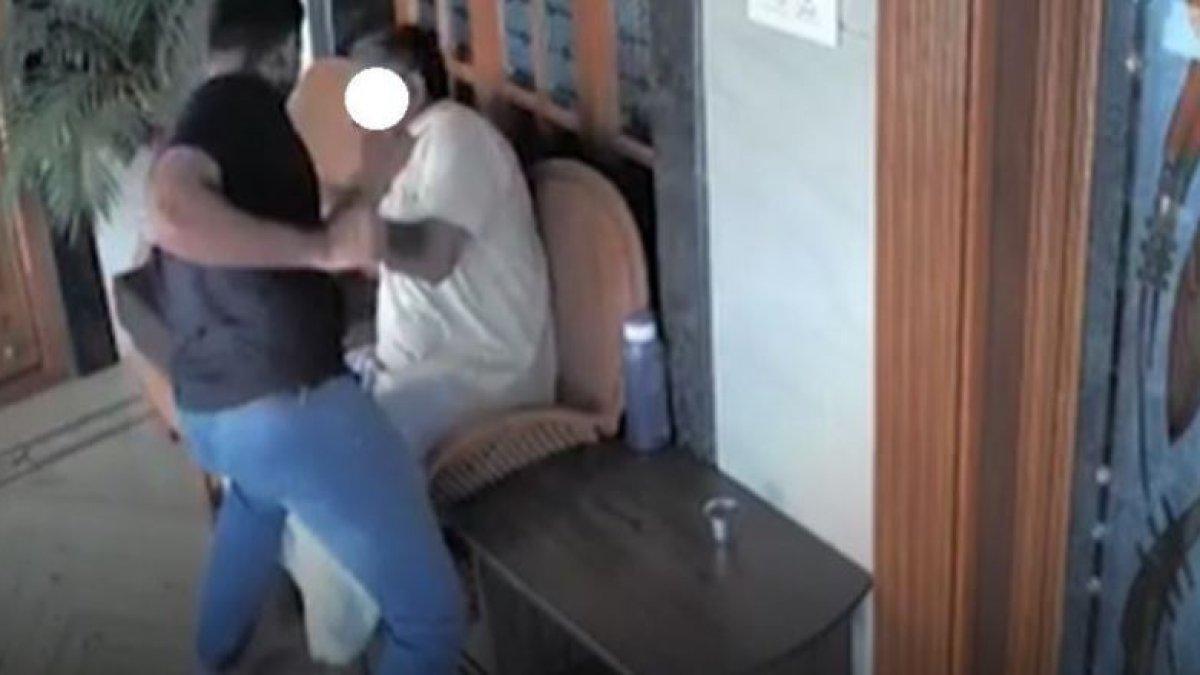 Rakaman CCTV menunjukkan seorang anak lelaki berkali-kali memukul ayahnya.