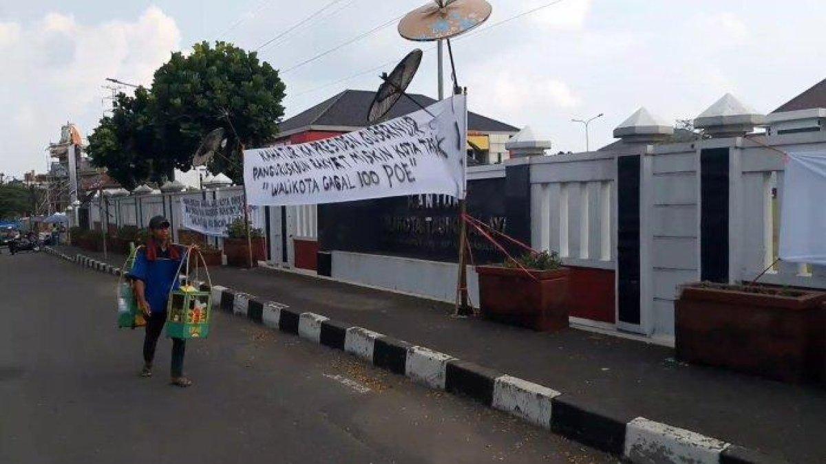 PROGRAM WALI KOTA TASIKMALAYA - Ramai pemasangan spanduk bertulisan