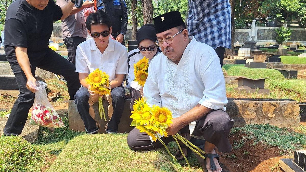 Rano Karno dan keluarga berziarah ke makam Benyamin Sueb dan Aminah Cendrakasih