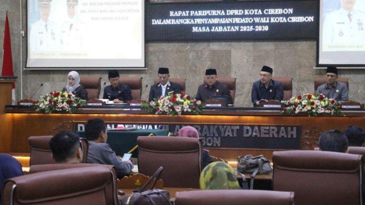 100 HARI KERJA - Rapat Paripurna DPRD Kota Cirebon, Senin (3/3/2025), dalam rangka Penyampaian Pidato Wali Kota Cirebon Masa Jabatan 2025-2030. Effendi Edo siap pangkas belanja seremonial di Pemkot Cirebon.