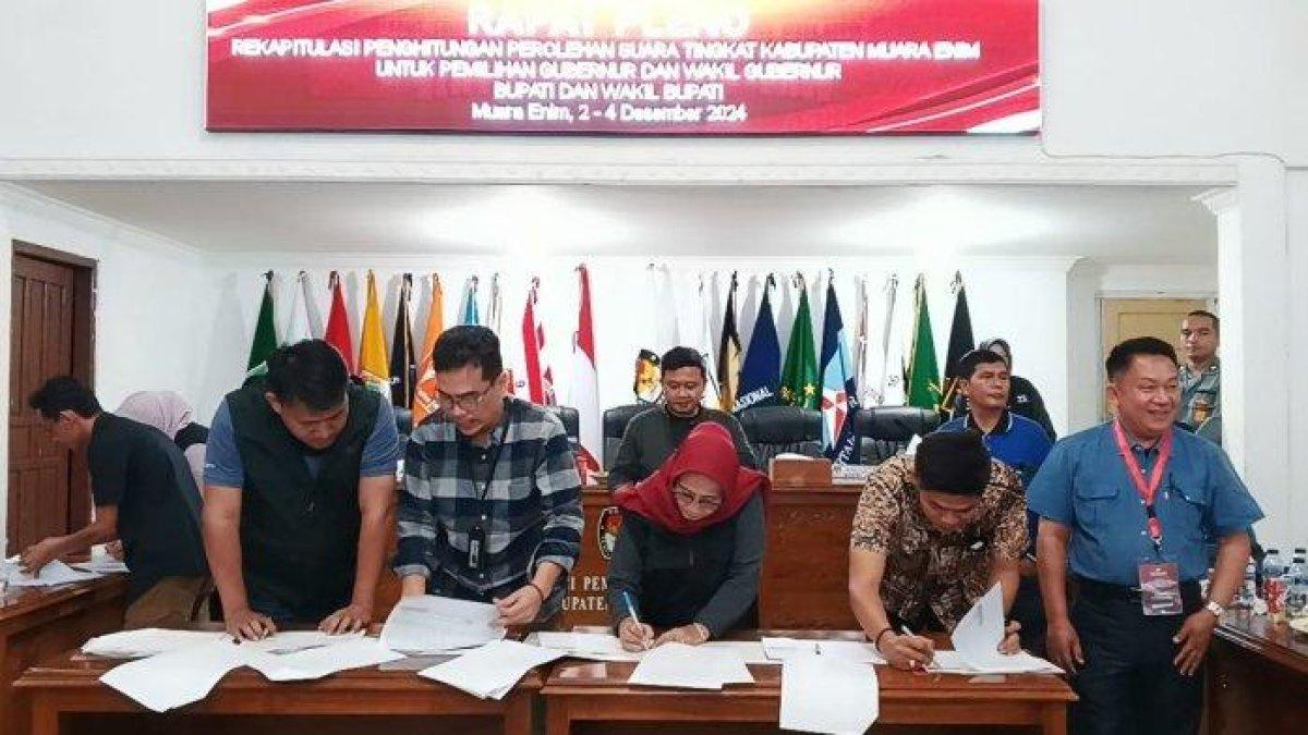 Rapat Pleno Rekapitulasi Penghitungan Perolehan Suara Tingkat Kabupaten Muara Enim Untuk Pemilihan Gubernur dan Wakil Gubernur serta Bupati dan Wakil Bupati Muara Enim di aula rapat Kantor KPUD Kabupaten Muara Enim, Selasa (3/12/2024) pukul 23.00 WIB.