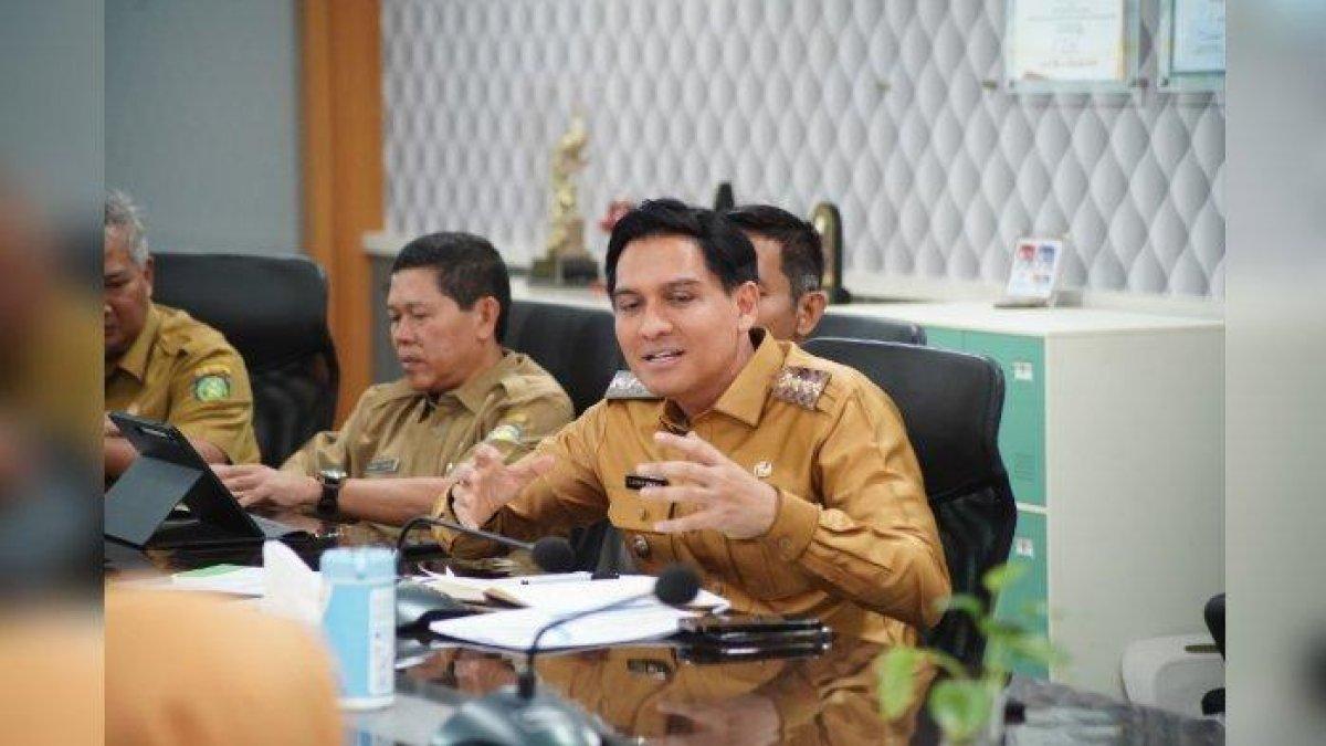 100 HARI KERJA - Rapat evaluasi Bupati Indramayu Lucky Hakim dengan BPJS Kesehatan di Pendopo Indramayu, Selasa (18/3/2025).