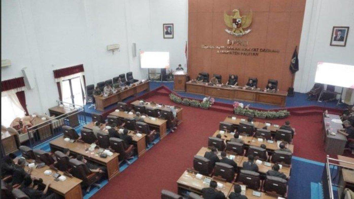 PROGRAM BUPATI PACITAN - Rapat paripurna pandangan umum di ruang sidang utama DPRD Pacitan, Jalan Jendral Ahmad Yani, Pacitan, Jatim. Rapt paripurna dipimpin langsung oleh Ketua DPRD Arif Setia Budi dan dihadiri oleh Bupati Indrata Nur Bayuaji, Wakil Bupati Gagarin, jajaran Forkopimda, serta para kepala perangkat daerah.
