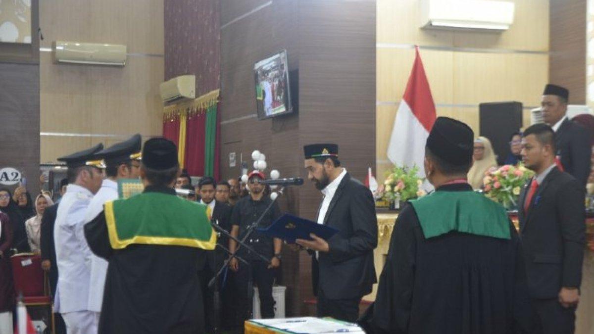 PROFIL WALI KOTA - Rasyid Bancin dan Nasir Kombih dilantik Gubernur Aceh Muzakir Manaf  pada paripurna pelantikan mereka di aula sidang DPRK Subulussalam, sabtu (15/2/2025).