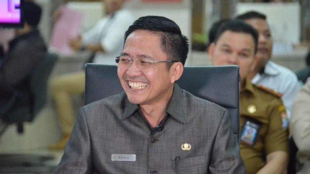 RATU DEWA - Ratu Dewa saat masih menjabat sebagai Sekretaris Daerah (Sekda) Kota Palembang diunduh dari Dokumen Sripoku.com Senin (17/2/2025). Ratu Dewa menjadi Wali Kota dengan harta paling sedikit di Sumatera Selatan.