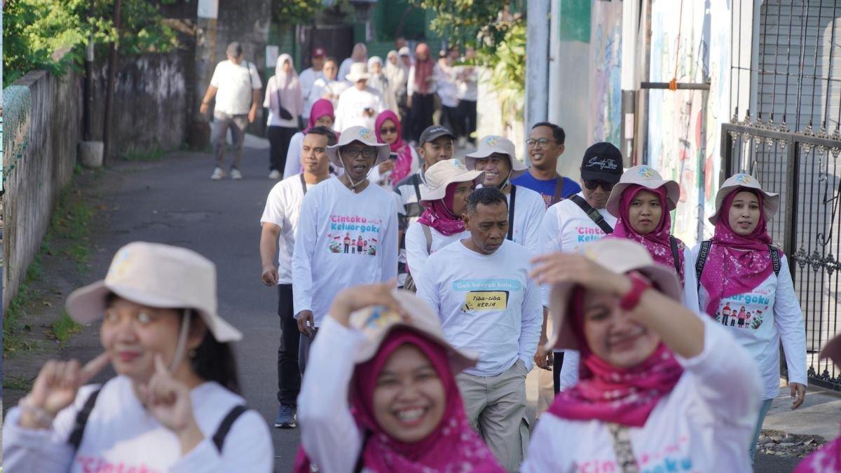 HARGANAS 2025 - Ratusan kader dan pegawai DissosP3APPKB Klaten mengikuti jalan sehat dalam rangka memperingati Hari Keluarga Nasional (Harganas) ke-32, pada Jumat pagi (11/7/2025).