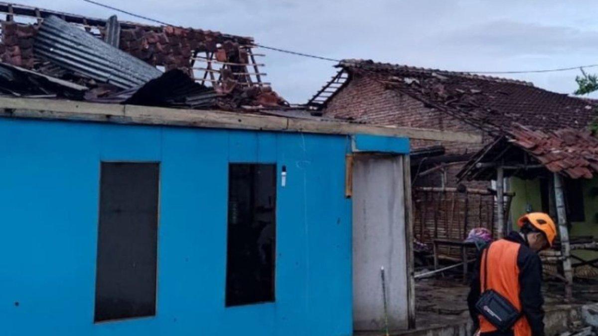 rumah rusak akibat angin kencang di desa bendilwungu tulungagung