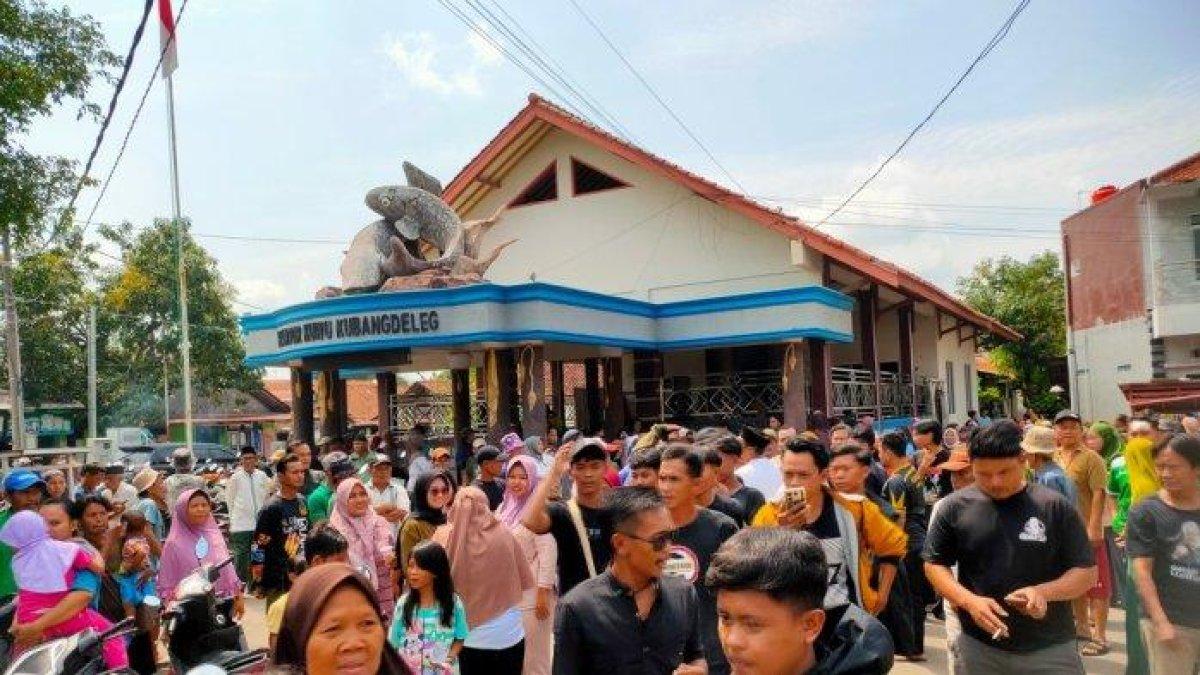 Ratusan warga Desa Kubangdeleg, Kecamatan Karangwareng, Kabupaten Cirebon, mengepung Balai Desa Kubangdeleg, Jumat (3/1/2025)