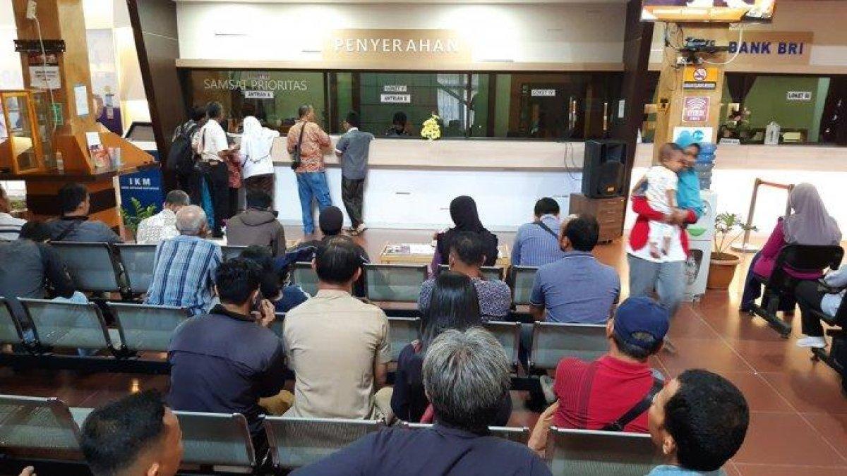 Ratusan warga antre di Samsat untuk ikut program pemutihan pajak.