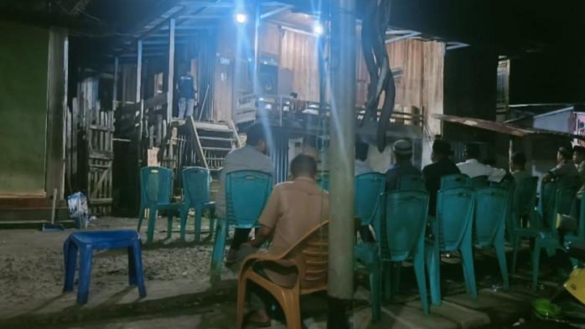 TAKZIAH - Raut duka mendalam menyelimuti malam pertama takziah atas kepergian tragis RDPi (6), bocah tak berdosa yang ditemukan tewas di area perkebunan karet di Desa Pedamaran 5, Kecamatan Pedamaran, Kabupaten Ogan Komering Ilir pada Sabtu (26/7/2025) malam.