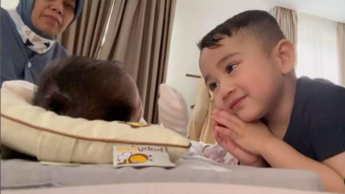 Rayanza terlihat gemas dengan adik perempuannya yang masih mungil d