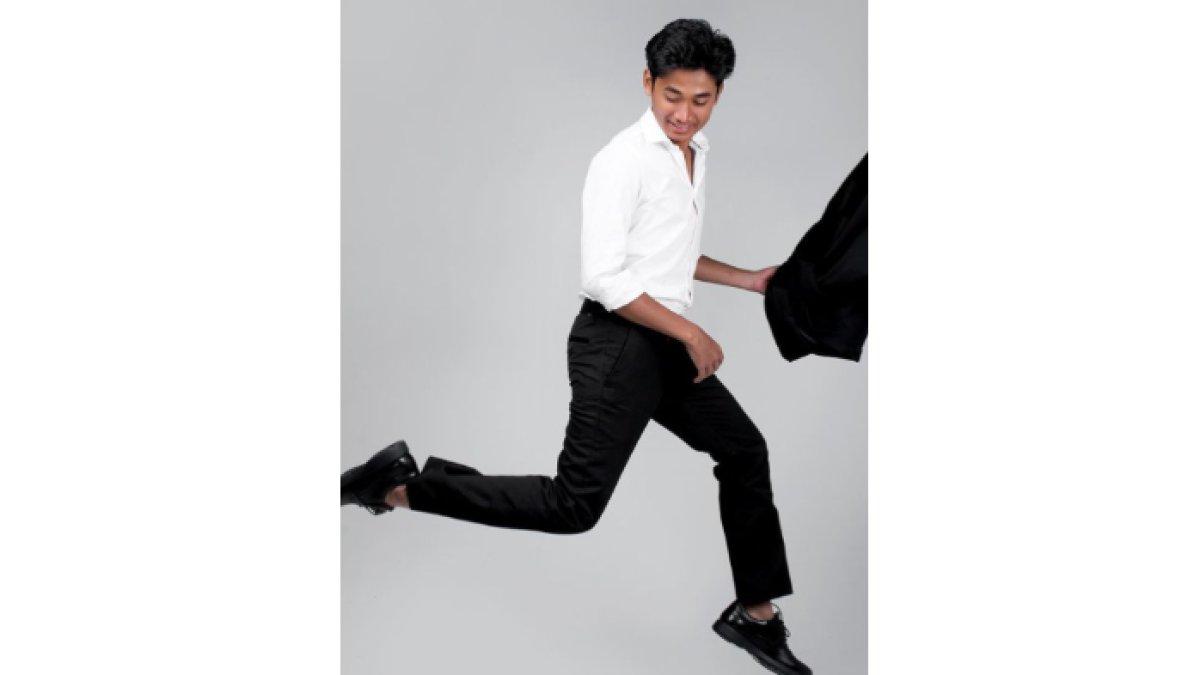 Redi terlihat melakukan sebuah sesi foto alias photoshoot