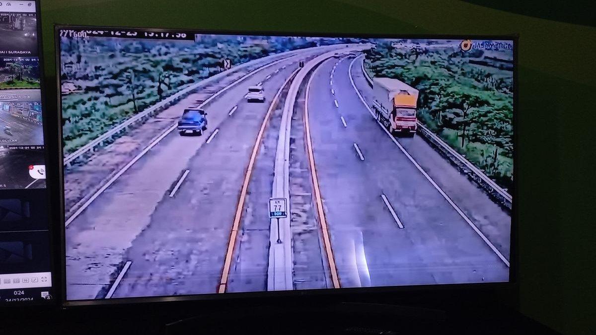 Rekaman CCTV menunjukkan truk pengangkut makanan ternak mundur akibat overheat di Tol Malang-Pandaam hingga menabrak bus.