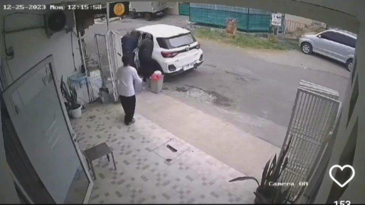 Rekaman CCTV maling panik kocar-kacir aksinya